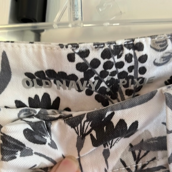 Old Navy Pixie Stretch Shorts 3” Inseam White Gray Floral 8 - Picture 3 of 5
